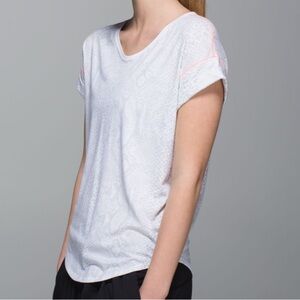 Lululemon Weekend Short Sleeve Desert Snake White Silver Fox / White Size Small